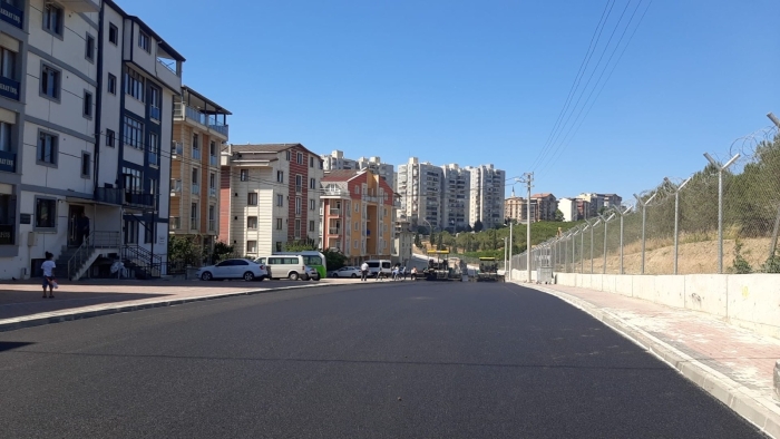 Büyükşehir Belediyesi, Gebze Barış Mahallesi Hayri Macar Caddesi’nde yürüttüğü üstyapı çalışmalarını tamamlayarak, sürücülere daha konforlu bir ulaşım imkânı sundu
